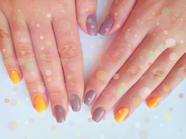 Manos Femeninas Con Hermosa Manicura Colores Amarillo Marrón Dedos Femeninos — Foto de Stock