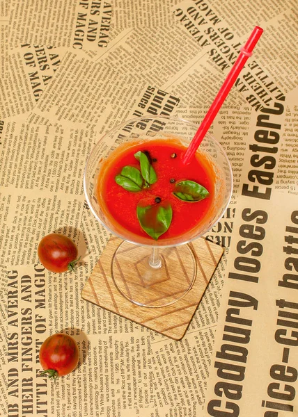 Frisch Zubereitete Rote Kirschtomatensauce Cocktailglas Mit Basilikumblättern Pfeffer Und Rotem — Stockfoto