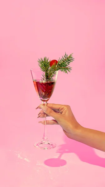 Cocktail Party Capodanno Alla Salute Mano Femminile Che Tiene Bicchiere — Foto Stock