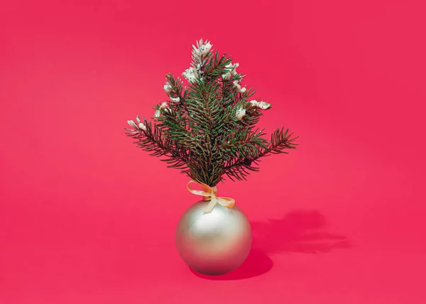 Árbol Bolas Plata Navidad Con Sombra Color Beige Cintas Champán — Foto de Stock
