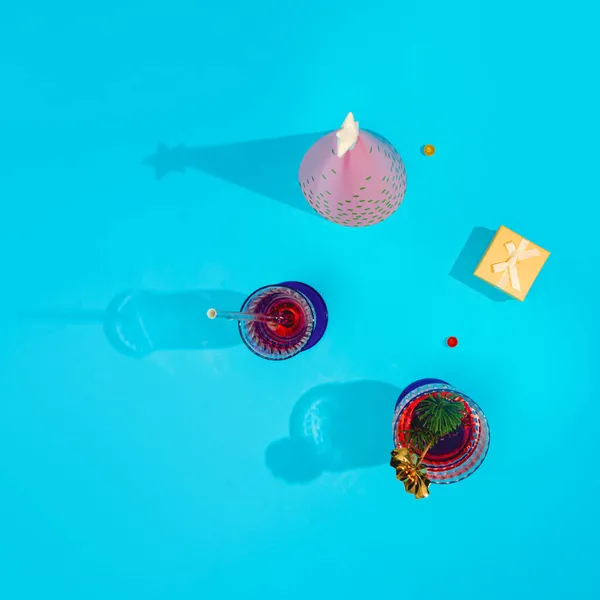 Composición Plana Fondo Azul Azulado Con Copas Cóctel Refrescante Bebida — Foto de Stock