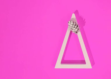 Basit bir çözüm. Beyaz kozalaklı beyaz ahşap üçgen. Elektrikli pembe arka plan ve yumuşak gölgeler. Düz Yat. Geometrik figürün basit çizgileri. Uzayı kopyala Basit Noel konsepti.