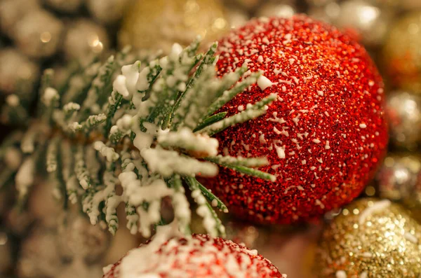 古典的な新年のコンセプト 輝きと雪の赤いボールのズームの詳細 雪片と松の小枝 背景として柔らかい光の反射 輝くと黄色の光 お祭りの冬の瞬間 — ストック写真
