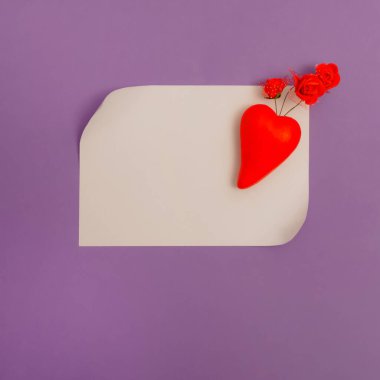 Kırmızı elementli yaratıcı aşk kompozisyonu. İçinde kırmızı güller olan asimetrik kırmızı kalp. Sevgililer Günü tebrik kartı. Kağıt kartla asgari sevgi kavramı. Düz yatıyordu. Moda aşk mesajı tasarımı.