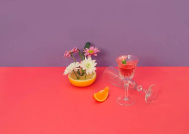 Şarap ve şampanya için beyaz ve papatya çiçekleri, meyveler ve bardaklardan oluşan yaratıcı bir kompozisyon. Yaratıcı kopya alanı olan iki arka plan. Renkli ve modern sanat fikri. Asgari pastel renk kavramı.