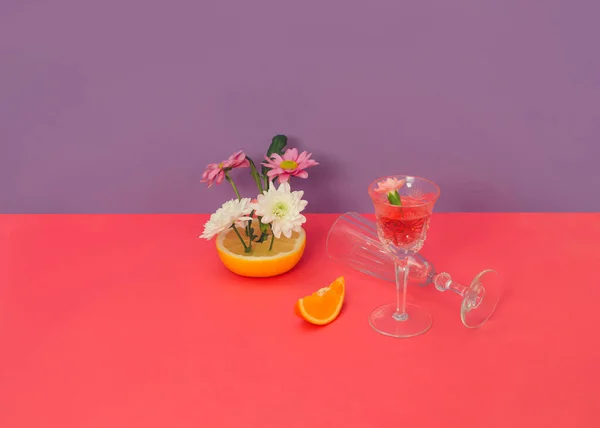 Composición Creativa Flores Margarita Blanca Lila Frutas Copas Para Vino — Foto de Stock