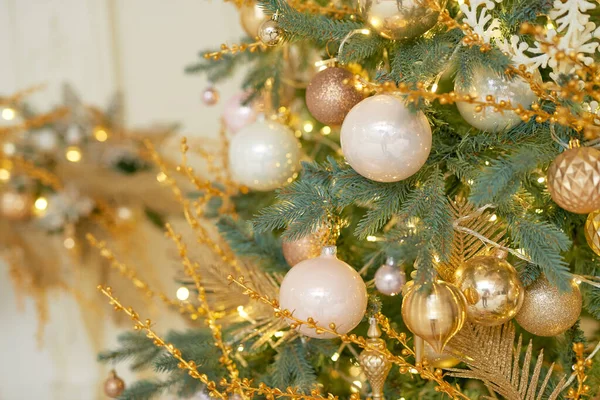 Kerstboom Roze Ballen Close — Stockfoto