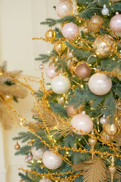 Weihnachtsbaum Rosa Kugeln Aus Nächster Nähe — Stockfoto