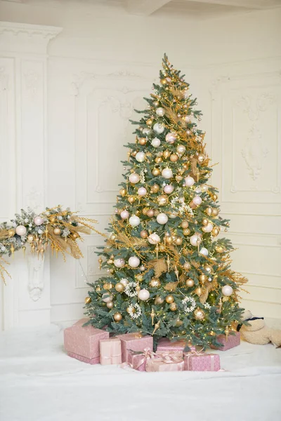 Großer Weihnachtsbaum Goldenen Und Pastellrosa Farben Klassischen Hexenzimmer — Stockfoto