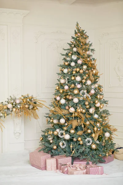 Großer Weihnachtsbaum Goldenen Und Pastellrosa Farben Klassischen Hexenzimmer — Stockfoto