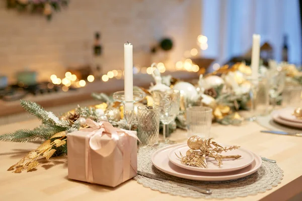 休日のディナーのお祝いクリスマスは豪華な豪華な装飾を閉じます — ストック写真