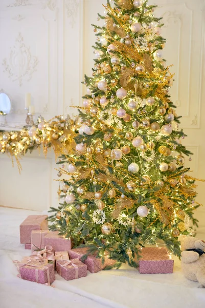 Grote Kerstboom Goud Pastel Roze Kleuren Klassieke Wite Kamer — Stockfoto