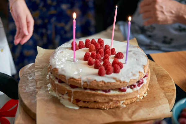 Hausgemachter Kuchen Mit Frischen Himbeeren Weißer Sahne Und Drei Kerzen lizenzfreie Stockbilder