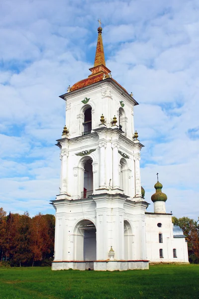 De kathedraal bell towe in tne kargopol stad — Stockfoto