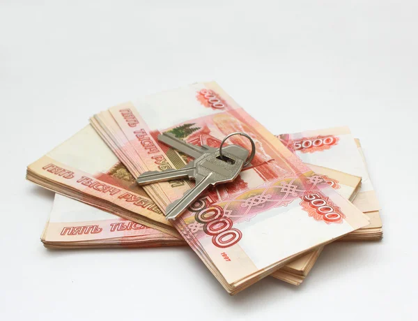 Pacchetto di soldi russi con le chiavi — Foto Stock