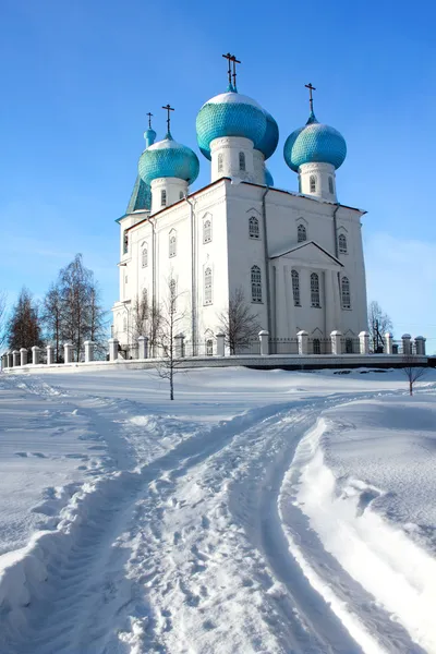 Дорога к церкви Михаила Архангела — стоковое фото