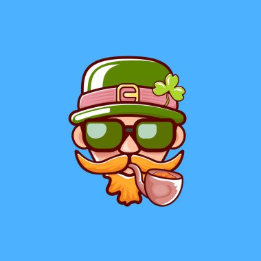 Aziz Patrick Günü tebrik kartı. Yeşil şapkalı, kırmızı bıyıklı, sakallı, tüttüren piposu olan ve mavi üzerine izole edilmiş hippi güneş gözlüklü İrlandalı cüce. Aziz Patrick etiketi veya çizgi film stili simgesi.