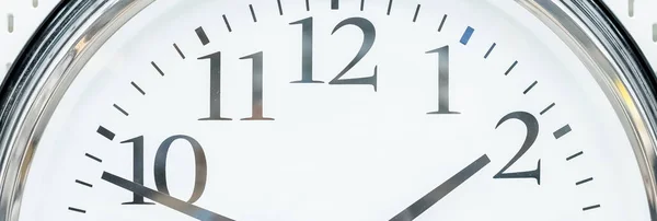 Runde Uhr mit schwarzen Pfeilen und Ziffern. große Uhr, die an einer Wand hängt. Deadline, Zeitmanagement-Konzept und Mittagszeit, WAKE UP.web Banner. — Stockfoto