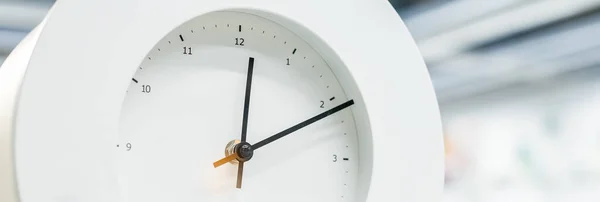 Relógio redondo com setas pretas e números. grande relógio pendurado em uma parede. prazo, conceito de gerenciamento de tempo e hora do almoço, WAKE UP.web banner. — Fotografia de Stock