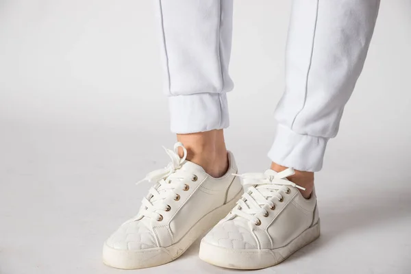 Modische weiße Lederturnschuhe für Frauen. Stilvolle Schuhe. Lässiges Design. Schöne Stiefel für jedes Wetter. Freizeitkleidung — Stockfoto