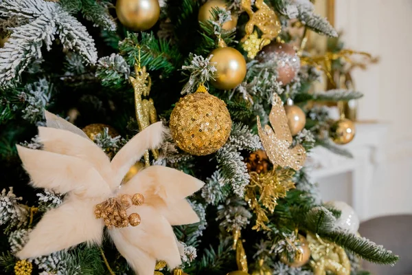 黄金の装飾が施されたクリスマスツリー — ストック写真