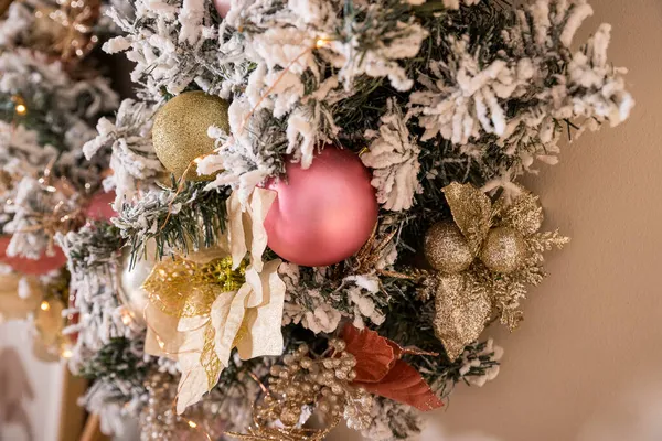 ベージュの壁に吊るされたモミの枝。自然の装飾品とのリース:バンプ、クルミ、コーン。新年と冬の休日。クリスマスの装飾。伝統的な花輪コピースペース — ストック写真