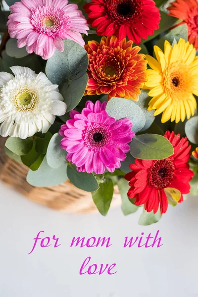 Conceito do Dia das Mães - Cartão postal com flores coloridas. — Fotografia de Stock