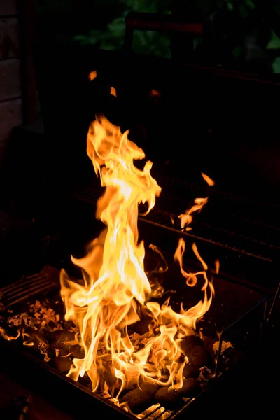 黒地に反射する炎抽象的な炎火花と火の炎. — ストック写真