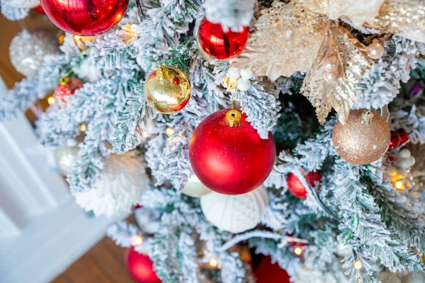 美しくカラフルな装飾が施されたクリスマスツリー枝にクリスマスの装飾赤と金色のボール。休日カード — ストック写真
