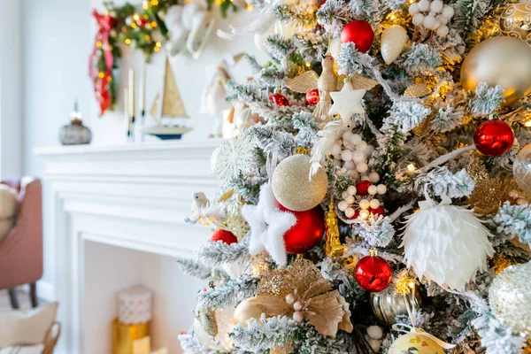 Hayaları, oyuncakları ve kurdeleleri olan muhteşem bir Noel ağacı. Noel ağacında yıldız şeklinde ışıklarla süslenmiş Noel mücevherleri. Mutlu tatiller.
