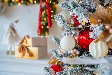 Noel ağacının altında süslenmiş hediye kutuları. Güzel ağaçların altında paketlenmiş hediyeler. Mutlu Noeller, kış tatili konsepti. Renkli süslerle süslenmiş dallar.