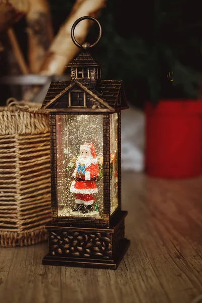 Рождественский фонарь с отделкой и снежинками. ночник с ретро фонариком, с Санта Клаусом. Снежинки хрустальные. Дизайн интерьера. зимние каникулы — стоковое фото