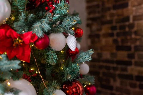 Palline di Natale colorate appese all'albero di Natale.Palline colorate, decorazione su sfondo verde dell'albero di Natale. felice anno nuovo. Feste invernali — Foto Stock