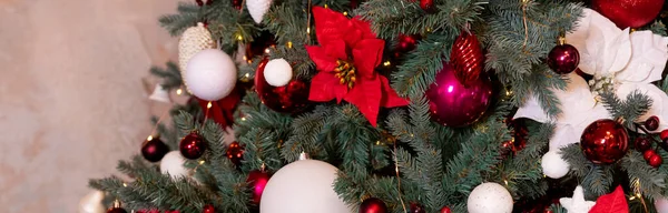 カラフルなボール、緑のクリスマスツリーの背景に装飾。お正月。冬のお祝い。ウェブバナー — ストック写真