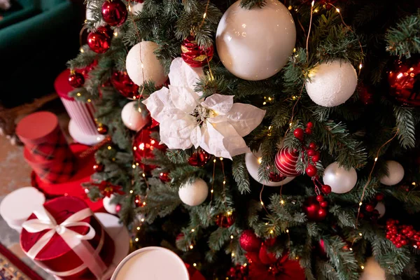 Coloridas bolas de navidad colgando del árbol de navidad. Bolas coloridas, decoración sobre fondo de árbol de navidad verde. Feliz Año Nuevo.celebraciones de invierno —  Fotos de Stock