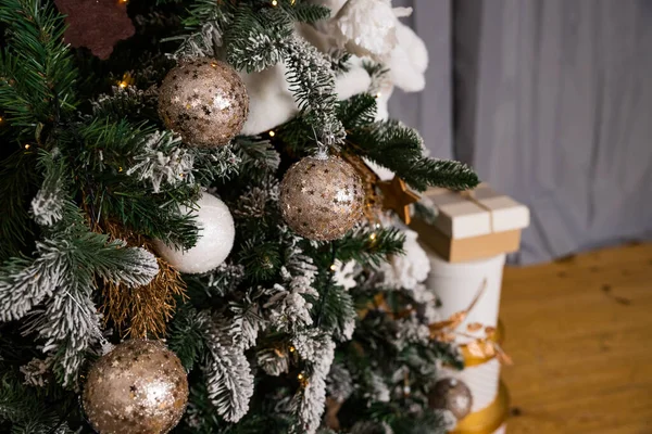 Árvore de Natal grande bonita decorada com bolas e brinquedos, presentes de humor de Natal de férias com fitas. Árvore de Natal decorada com brinquedos macios, árvore com interior polar bear.cozy — Fotografia de Stock