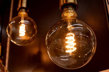 Siyah arka planda retro ışıklandırma. Parlak ampuller. Dekoratif antika edison tarzı filament ampul.