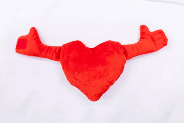 Pluche hart vorm speelgoed, zachte stof hart op de witte achtergrond met kopieerruimte. Valentijnsdag en liefde concept.red hart met handen.Knuffel symbool — Stockfoto