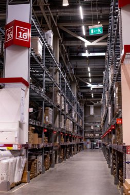 Moskova, Rusya, 5 Ekim 2021. Büyük IKEA 'nın içi. Ikea, 1943 yılında İsveç 'te IKEA.perakende mobilya ve ev aksesuarları mağazasının deposu olarak kurulmuştur.