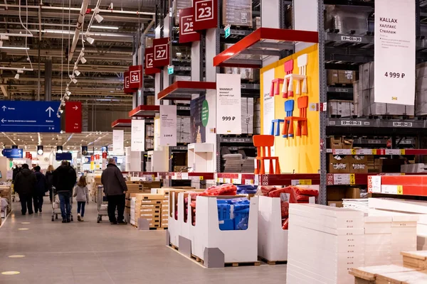 Moskau, Russland, 5. Oktober 2021. Innenraum von großen IKEA. Ikea wurde 1943 in Schweden gegründet. Lagerhaus des Möbel- und Wohnaccessoires-Ladens IKEA.Kartons in Regalreihen — Stockfoto