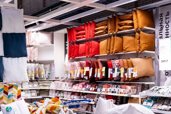 Russie, omsk, 2 décembre 2021. sélection de literie, drap-housse, couette, housse de couette, taie d'oreiller sertie au magasin de meubles. variété colorée produits textiles à la maison accessoires entrepôt — Photo