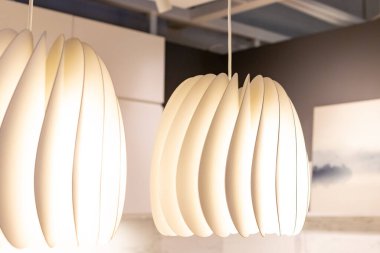 Askıya alınmış beyaz lamba bulanık arka planda izole edilmiş. Modern avize İskandinav tarzında. Modern iç oda, güzel döşenmiş. Modern tasarımda oturma odası.