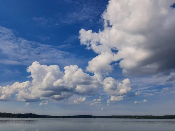 Mglisty pejzaż morski - spokojna powierzchnia wody jeziora odbija niebo. Chmury Altocumulus są pełne smug pięknych zwykle pojawiają się pomiędzy niższymi chmurami stratowymi i wyższymi chmurami cyrrusowymi. — Zdjęcie stockowe