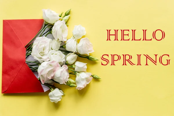 Hej Våren hand bokstäver inskription och eustoma blommor på ljusgul bakgrund. Bokstäver våren season.web banner.stylish platt låg. mjukt ljus, ömhet atmosfäriskt ögonblick. — Stockfoto