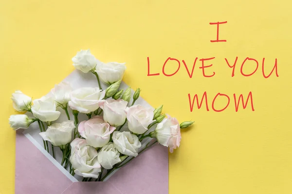 Buon regalo di giorno delle madri con fiori rosa in busta per le vacanze su sfondo giallo.Biglietto di auguri con fiori di eustoma bianco — Foto Stock