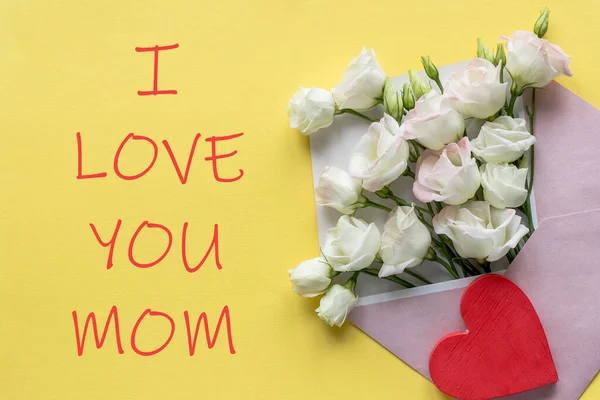 Feliz regalo del día de las madres con flores de color rosa en el sobre para las vacaciones sobre fondo amarillo.Diseño de la tarjeta de felicitación con flores de eustoma blanco —  Fotos de Stock