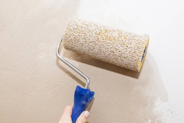 Patenli fırça boyası, yüzey duvarında işçi boyası, boya dairesi, renk boyasıyla yenileme. Boşluğu kopyala. Evde yeni tasarım