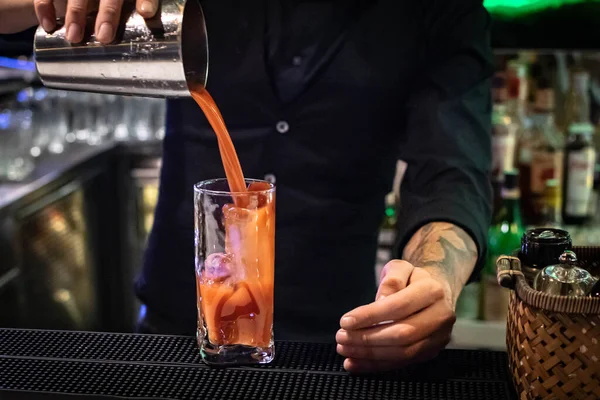 Bartender Preparing Pouring Tasty Bloody Mary Tomato Juice Alcoholic Cocktail — Foto de Stock