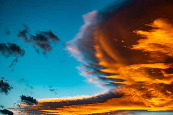 Gyllene Orange Moln Mot Blå Himmel Över Medelhavet Solnedgången Tapet — Stockfoto