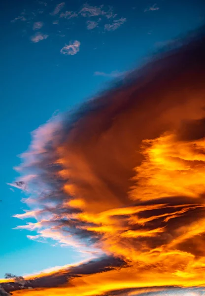 Portraitbild Eines Goldorangen Wolkenverhangenen Sonnenuntergangs Über Der Costa Del Sol — Stockfoto